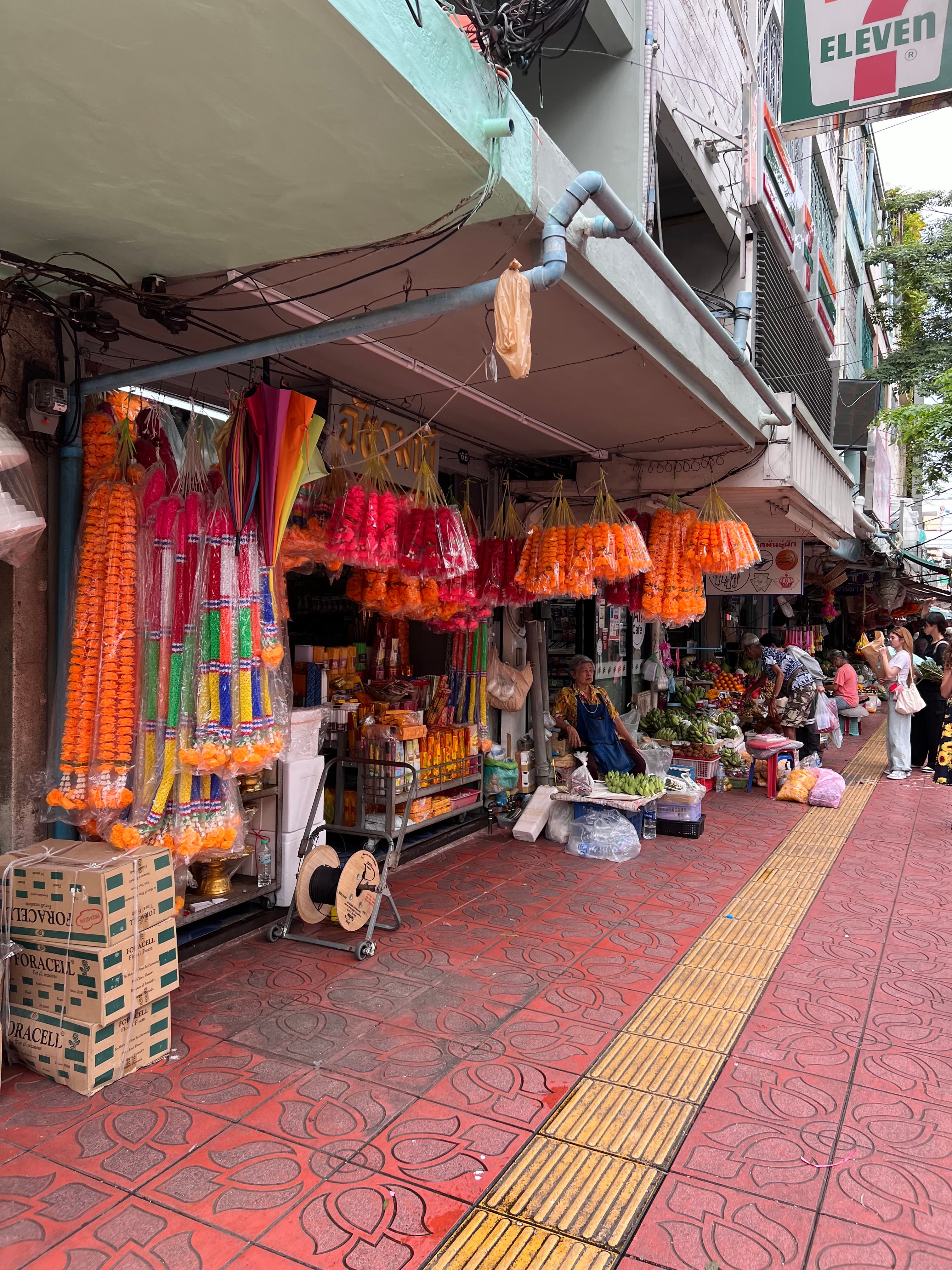 Gadeliv i Bangkok med blomster og markeder